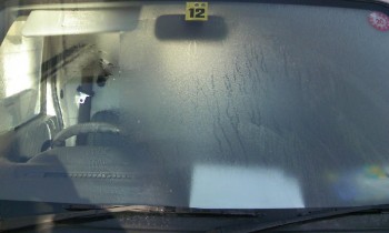 車のウィンドーに霜がびっしり